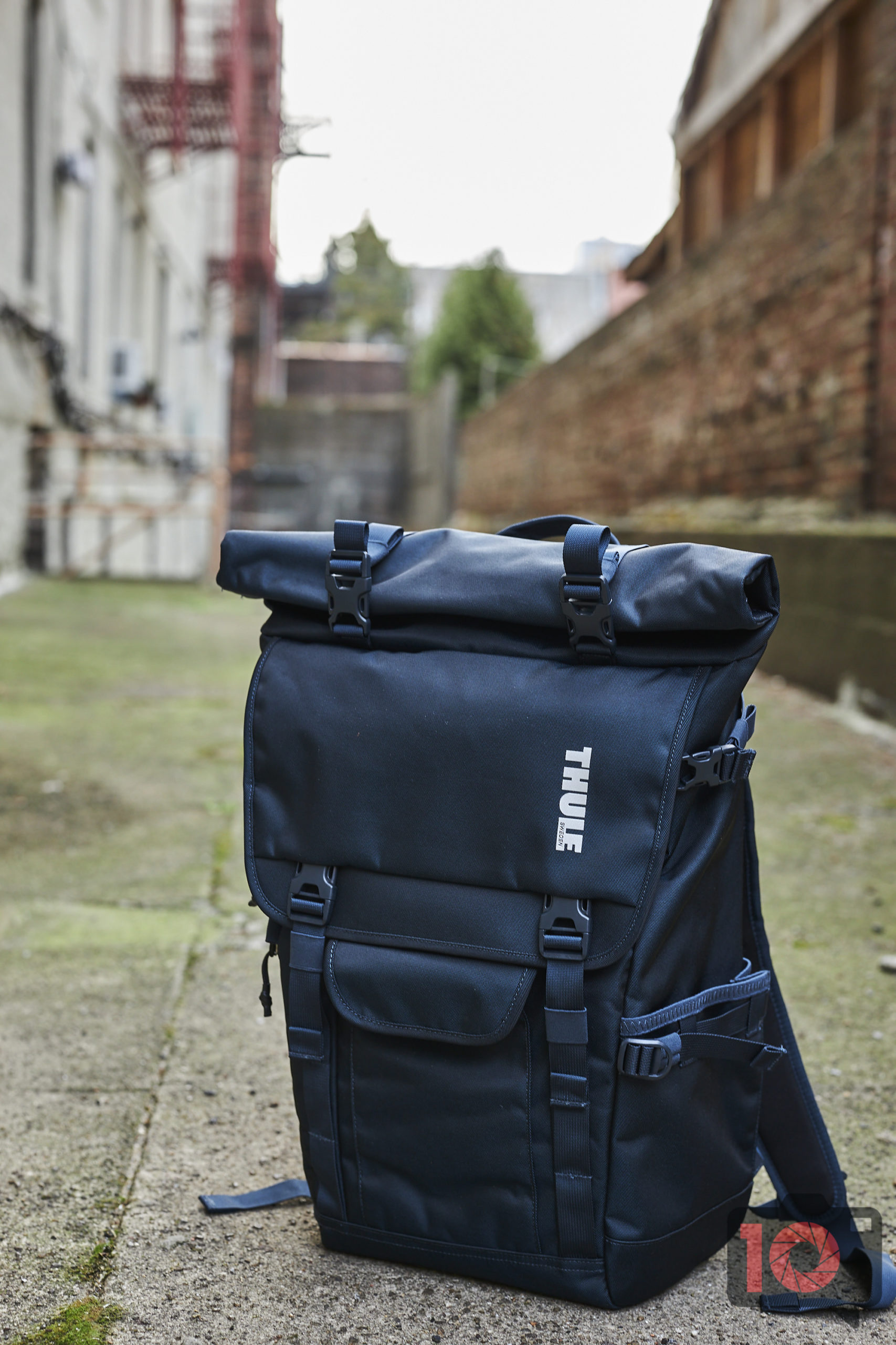 zwavel Aardbei woensdag Review: Thule Covert DSLR Rolltop Daypack (Scratching Our Heads)