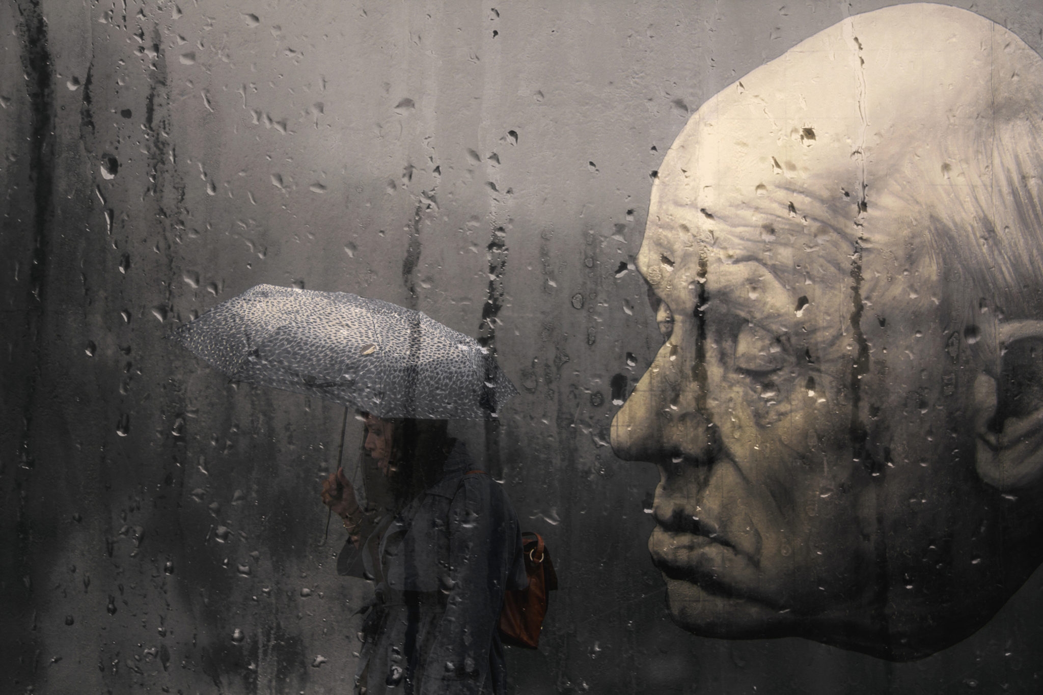 Каплями дождя смывает след. Алессио Треротоли. Дождь Меланхолия. Дождь креатив. Меланхоличный дождь.